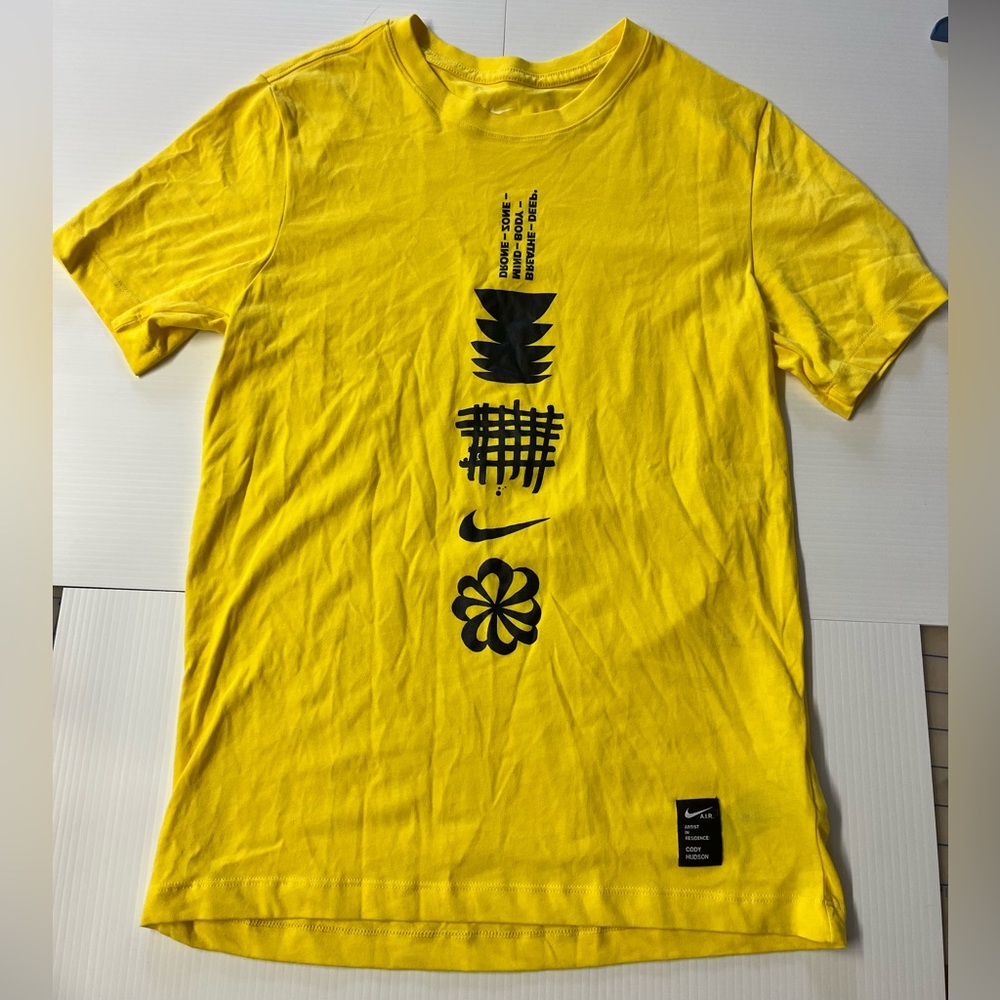 Men’s Nike Air Sportswear Short Sleeve T-Shirt Vivid Sulfur Yellow Medium